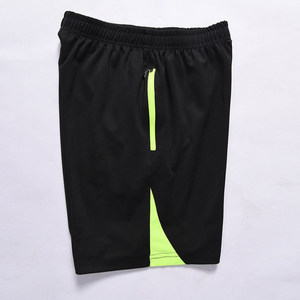 Shorts de sport noirs pour hommes à séchage rapide avec bande latérale vert néon, taille élastique, longueur Bermuda - Product Image 3