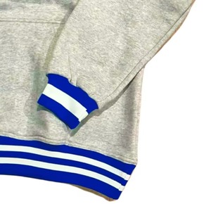 เสื้อเชิ้ตแขนยาวลายทางลำลอง ดีไซน์ใหม่สำหรับฤดูหนาว ตกแต่งด้วยแพทช์ไหมพรมสองชั้นลายตัวอักษร Zeta Phi Beta 1920 ที่ด้านหน้า พร้อมแถบผ้าที่ปลายแขนเสื้อ - Product Image 2