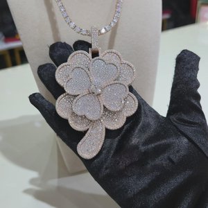 Pendentif en forme de fleur minimaliste en argent sterling 925 serti de diamants en moissanite taille brillant ronde VVS, fait main, pour unisexe - Product Image 3