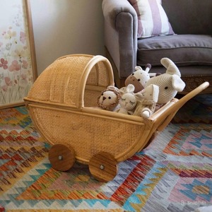 Poussette moderne pour poupées, chariot de jeu élégant pour chambre d'enfant, poussette décorative faite à la main pour meubles d'enfants - Product Image 1