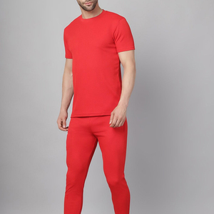 Ensemble de survêtement décontracté pour homme, t-shirt à manches courtes col rond de couleur unie rouge avec pantalon assorti, léger et respirant, idéal pour l'été - Product Image 3