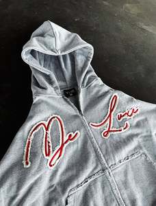 Sweat-shirt à capuche court zippé pour femme, personnalisé, avec broderie script, finition bords bruts, streetwear premium, en coton doux - Product Image 4