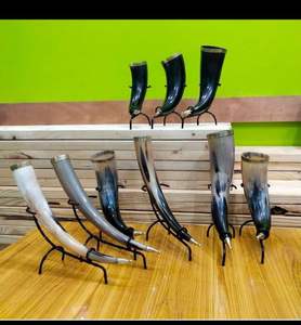 Chope à bière en corne naturelle Viking sculptée à la main, écologique et haut de gamme, avec bordure et support en laiton, pour usage domestique - Product Image 4