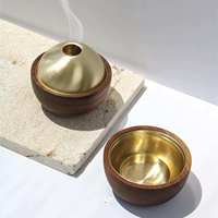 Brûleur d'encens moderne en métal doré et bois d'acacia, écologique et durable, avec couvercle ventilé pour la décoration intérieure, cadeau idéal pour le Ramadan et l'Aïd