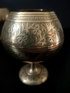 Paire de gobelets en laiton faits à la main, motif floral gravé, coupe à vin vintage en métal, vaisselle décorative, décoration de luxe pour la maison - Product Image 2