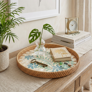 Bandeja Redonda Tejida de Ratán con Base de Incrustaciones de Madreperla Floral Azul, Bandeja Decorativa con Mosaico de Conchas para Mesa de Centro y Decoración del Hogar - Product Image 4