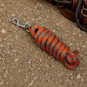 Cómoda cuerda de algodón bicolor hecha a mano para caballos con gancho metálico para entrenamiento y carreras. - Product Image 1