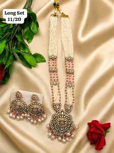 Parure de collier et boucles d'oreilles de mariée indienne haut de gamme, plaqué or antique, avec micro-incrustations Kundan, perles et motif floral long, style Polki - Product Image 2