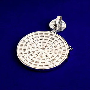 Colgante Unisex de Oro de 14K con Incrustaciones de Diamantes, Diseño Redondo con Engaste de Garra y Piedras Brillantes - Product Image 2