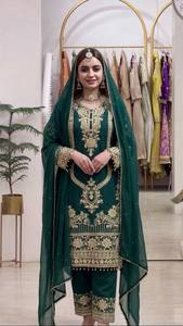 Costume vert émeraude brodé longueur cheville pour femme, tenue de mariage traditionnelle style Inde Pakistan, coupe classique en polyester - Product Image 3