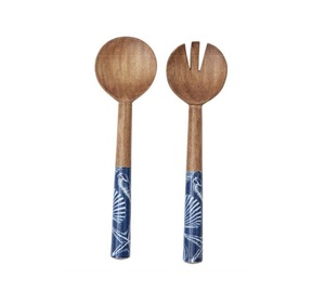 Juego de servidores de ensalada de diseño moderno con mango de madera natural y estampado en esmalte, cubiertos para servir ensalada a precio de mayorista. - Product Image 1