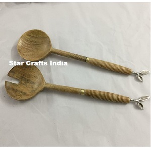 Ensemble d'ustensiles de cuisine japonais en bois naturel festonné, fourchette et cuillère avec long manche design, pour servir les salades. - Product Image 5