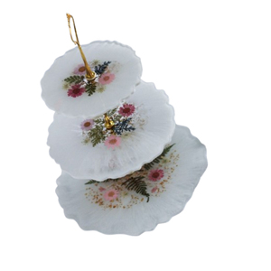 Soporte de Pastel de Resina Epoxi de 3 Niveles Hecho a Mano con Flores Prensadas y Detalles en Oro, Elegante Exhibidor Floral para Postres en Bodas y Mesas - Product Image 1
