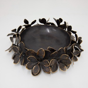 Bandeja de Servicio Botánica de Metal Oscuro de Lujo Moderno, Centro de Mesa con Hojas Ornamentadas, Decoración Floral Elegante Esculpida en Bronce para Fiestas - Product Image 4