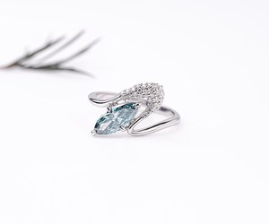 Anillo de Oro Blanco de 14K OM GEMS, Anillo Envolvente con Diamante Azul de Laboratorio de Corte Marquesa de 0.80 CT, Anillo Personalizado para Fiesta de Mujer - Product Image 1