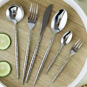 Elegante juego de cubiertos de metal diseñado para un cómodo uso prolongado en las comidas, con un peso equilibrado para una mejor experiencia gastronómica. - Product Image 2