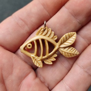 Pendentif poisson en bois, motif feuille sculptée, couleur naturelle, accessoire de bijouterie artisanale - Product Image 3