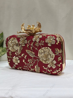 Pochette de soirée de luxe rouge profond avec cadre floral doré et broderies Zardozi, fermoir lotus, pour mariage, mariée, printemps/été/hiver