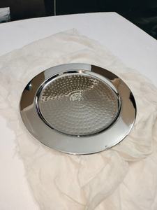 Assiette de présentation moderne en métal argenté perlé |   Décoration de table haut de gamme pour mariages et événements, sous-plat en acier inoxydable poli miroir - Product Image 6