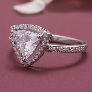 แหวนเพชรทรง Trillion Cut ที่ได้รับการรับรองจาก IGI พร้อมวงแหวนแบบ Pave Band ชุบทองคำขาว 18K สำหรับงานหมั้น/งานแต่งงาน - Product Image 2