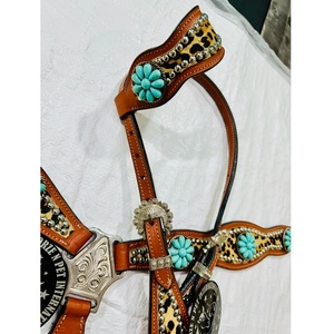 Conjunto de cabezada y pechera de cuero color canela estilo western para caballo, cómodo y duradero, con estampado de leopardo y conchos de pedrería turquesa - Product Image 3