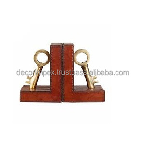 Hechos a mano de latón y aluminio con un acabado de oro antiguo, estos sujetalibros añaden un toque de sofisticación salvaje - Product Image 6