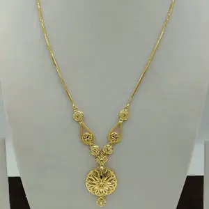 Collier traditionnel exquis plaqué or 22 carats pour femmes, avec un grand pendentif circulaire à motif floral filigrané - Product Image 2