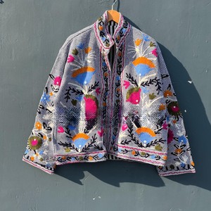 Suzani แจ็คเก็ตผ้าฝ้ายลายก้างปลาสีดำและสีขาวปักด้วยมือลายดอกไม้ - Product Image 1