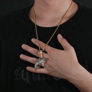 Collar Hip Hop con Colgante de Tiburón con Incrustaciones de Diamantes 5A Multicolor, Chapado en Oro de 18K, Diseño Único de Tiburón Envolvente para Hombre - Product Image 2