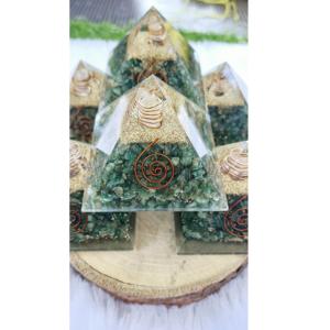 Pyramide d'orgone en jade vert très demandée pour la protection énergétique, la guérison et les vibrations positives, disponible au prix direct usine - Product Image 1