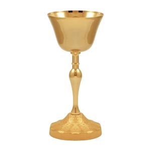 Calice doré tendance personnalisé avec un motif martelé en relief, fabriqué à la main en laiton de haute qualité, pour usage religieux et cadeau. - Product Image 1