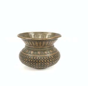 Lata rústica de latón con infusión de cobre, con un cuerpo texturizado con corte de diamante y borde acampanado. Disponible a precios de mayorista. - Product Image 1