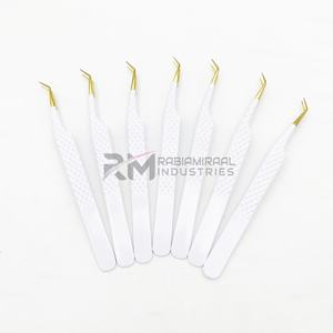 Pinzas para pestañas RMI de acero inoxidable con agarre de diamante, marca privada, punta curva de 45 grados, punta de oro de 24k y recubrimiento en polvo blanco. - Product Image 4