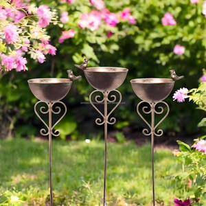 Bebedero para pájaros minimalista de metal, recipiente para agua de jardín, decoración exterior de hierro, líneas limpias, estética moderna, acabado elegante - Product Image 3