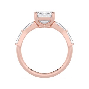 Bague de fiançailles en diamant de laboratoire taille émeraude en or rose 10K avec accents latéraux baguette effilés et allure nuptiale - Product Image 2