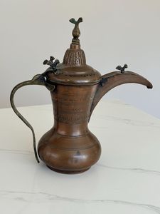 Cafetière arabe traditionnelle en cuivre de qualité supérieure, conçue pour servir du café arabe authentique avec un design élégant - Product Image 3