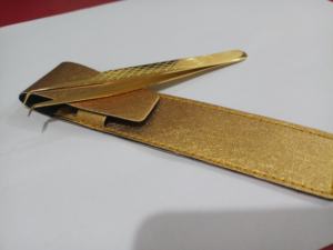 Kit de pinzas profesionales para extensión de pestañas de 3 piezas en acero inoxidable con acabado dorado espejo de primera calidad. - Product Image 2