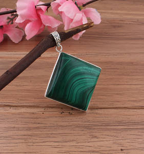 Pendentif en malachite naturelle, argent sterling 925 plaqué platine, véritable pierre précieuse verte à bandes, collier vintage avec sertissage en bezel - Product Image 4