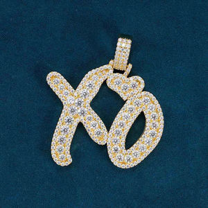 จี้ตัวอักษร XO ชุบทอง 18K ประดับคริสตัลไรน์สโตนแบบไมโครเพฟ สไตล์ฮิปฮอป ของขวัญสำหรับทุกเพศ - Product Image 1