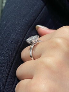 แหวนเพชรทรงเอเมอรัลด์ 3 กะรัต เพาะเลี้ยงในห้องปฏิบัติการ รับรองโดย IGI สี D ความสะอาด VVS1 ทองคำขาว 14K แหวนหมั้นประดับเพชรด้านข้าง - Product Image 6