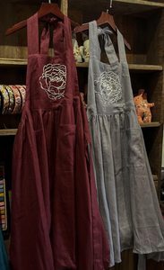 Robe tablier en lin avec broderie florale faite main, col noué, sans manches, coupe ample, longueur maxi, tenue décontractée quotidienne pour femme - Product Image 3