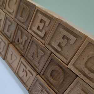 Colección de Cubos del Alfabeto de Madera Natural, Bloques Educativos Hechos a Mano para el Aprendizaje del Idioma en el Aula y Manualidades Naturales - Product Image 3