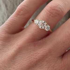 Anillo de Compromiso con Diamante Cultivado en Laboratorio de 2 Quilates, Corte Redondo, Oro Sólido Real de 14K/18K, Anillo de Boda Trilogía de 3 Piedras, Precio de Fábrica, Venta al Por Mayor - Product Image 5