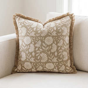 Housse de coussin décorative imprimée au bloc, motif floral botanique beige, avec passepoil sur mesure, pour décoration de salon - Product Image 1
