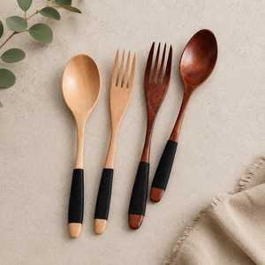 Cuchara de madera con mango antideslizante negro, apta para lavavajillas y microondas, solo lavar a mano, utensilio - Khadim Handicrafts SP-36 - Product Image 5