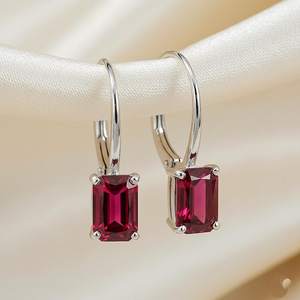 Pendientes de rubí con forma de baguette, piedra natal de julio, pendientes rectangulares rojos en oro o plata, elegante joyería de piedras preciosas, regalo para mamá - Product Image 1