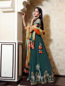 Elegante conjunto de Lehenga Choli para mujer con bordado floral, cuentas de cristal, trabajo con hilo y dupatta teñida. - Product Image 5