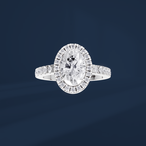 Bague de fiançailles pour femme en or blanc avec diamant taille ovale, halo et diamants latéraux, certifiée IGI, style classique - Product Image 2