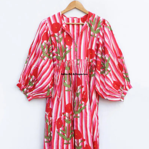 Belle robe en coton à motifs floraux, imprimée à la main, pour un usage décontracté. - Product Image 2