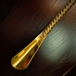 Calzador de latón duradero con forma ergonómica que ayuda a prevenir el daño al talón y mantiene la estructura del calzado - Product Image 3
